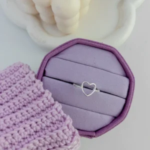 Anel cravejado coração vazado