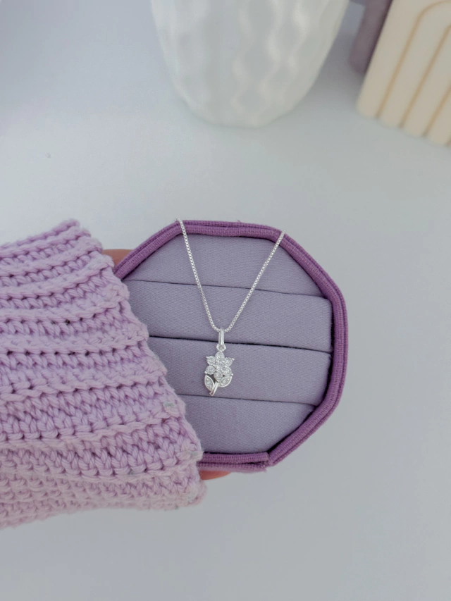 Colar flor cravejada