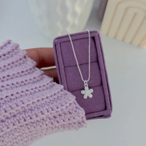 Colar florzinha cravejada