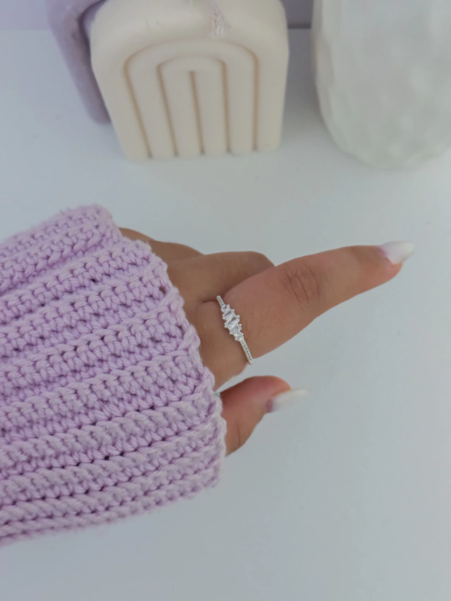 Anel 5 pedras zircônia cravejado