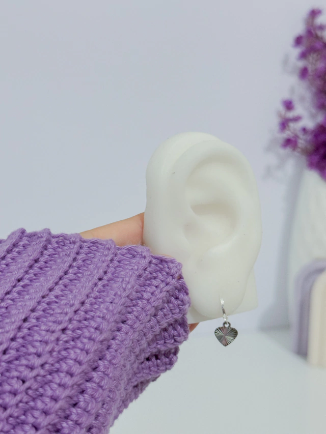 Argola tranqueta coração detalhado