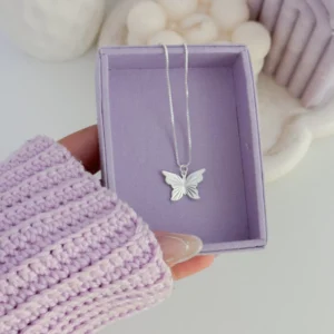 Colar borboleta plissada