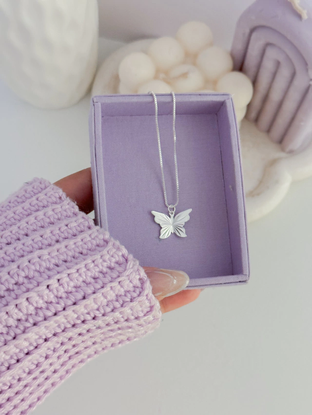 Colar borboleta plissada