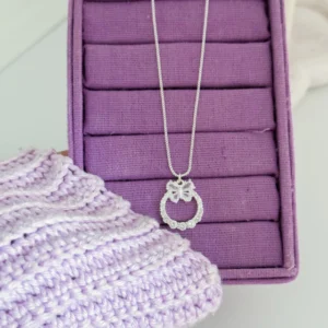 Colar círculo cravejado borboleta