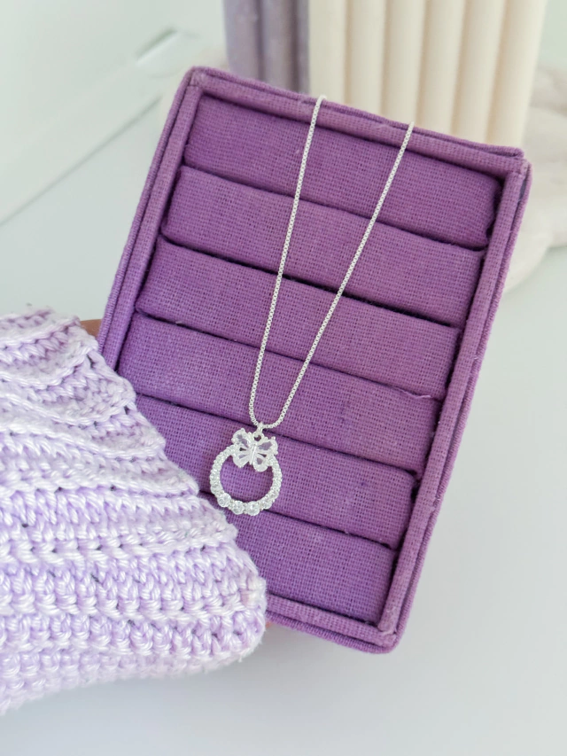 Colar círculo cravejado borboleta - Imagem 2