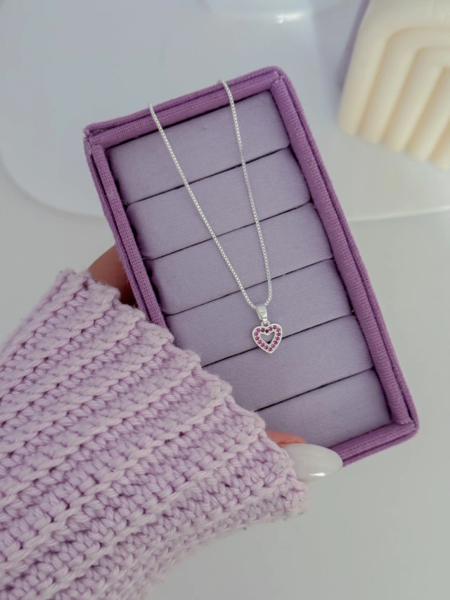 Colar coração cravejado rosa