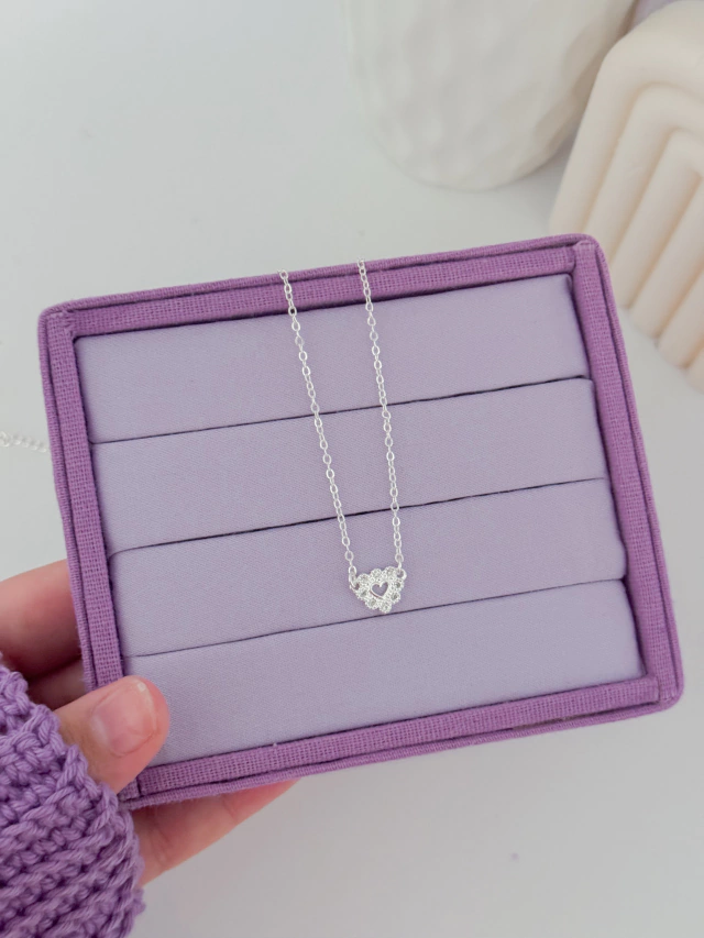 Colar coraçãozinho cravejado