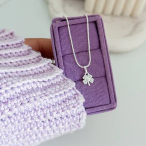 Colar trevo cravejado cristal