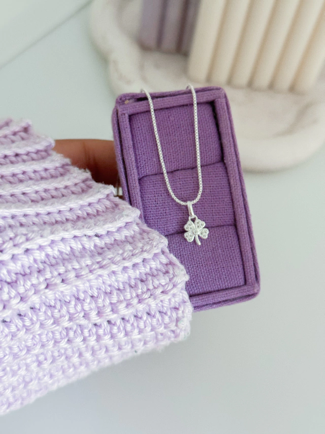 Colar trevo cravejado cristal