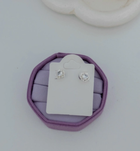 Brinco quadrado detalhado com zircônia