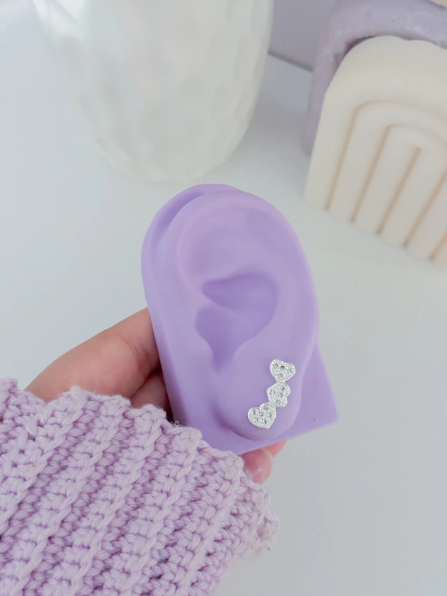 Ear cuff coração cravejado