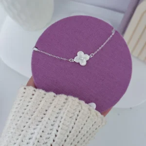 Colar trevo detalhado