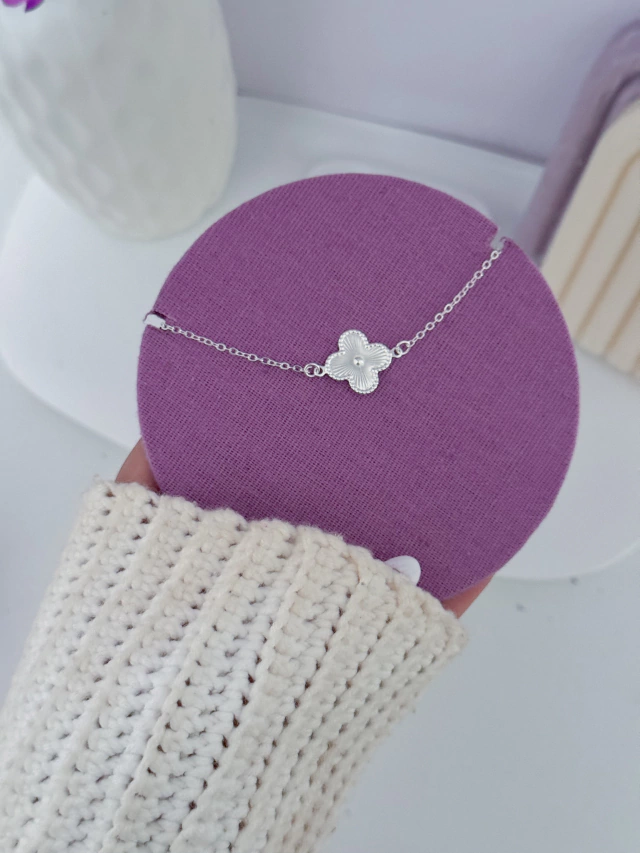 Colar trevo detalhado